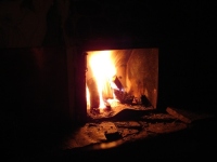 Ogień w kominku - bacówka na Krawców. Kiedyś można było samemu narąbać drewna.